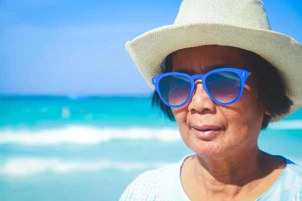 Asijské Starší Ženy Nosit Sluneční Brýle Nosit Klobouk Moři Relaxovat — Stock fotografie