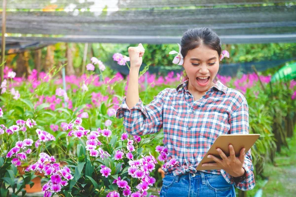 Mujer Granja Flores Sostenga Tableta Levante Los Brazos Regocijarse Obtener —  Fotos de Stock