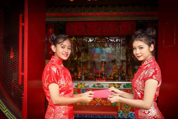 Mulher Bonita Usando Dois Vestidos Chineses Segure Envelope Papel Vermelho — Fotografia de Stock