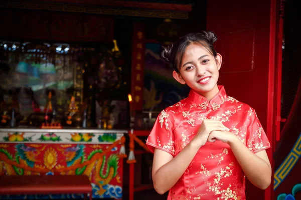 Azjatki Pięknych Chińskich Sukienkach Stood Garść Gratulacje Uśmiechu Chiński Nowy — Zdjęcie stockowe