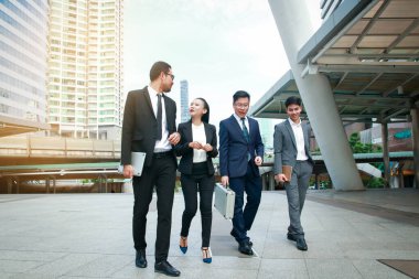 Asyalı iş grubu. Birlikte yürüyün.