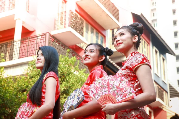 Belo Grupo Mulheres Vestindo Três Vestido Chinês Segurando Ventilador Chinês — Fotografia de Stock
