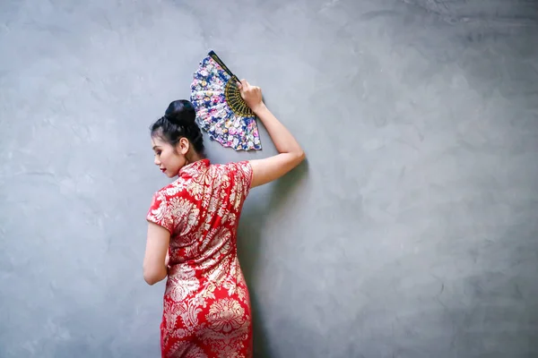 Çimento Duvarının Arkasında Duran Mavi Darbeler Tutan Güzel Çinli Kadın — Stok fotoğraf