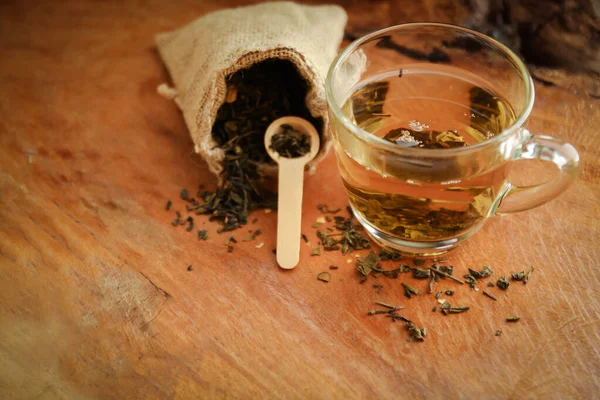 Bylinkový Čaj Pro Zdraví Čajovými Sáčky Dřevěnými Lžícemi — Stock fotografie