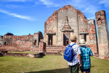 Çocuklar tarih çalışmak için antik tarihi yerleri görmeye geliyorlar. Seyahat konsepti. Eğitim kavramı