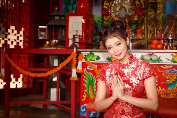 Uma Linda Garota Vestindo Vestido Chinês Sentada Para Homenagear Deuses — Fotografia de Stock