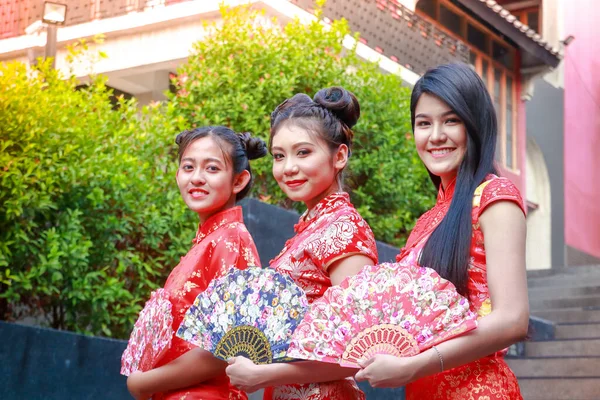 Belo Grupo Mulheres Vestindo Três Vestido Chinês Segurando Ventilador Chinês — Fotografia de Stock