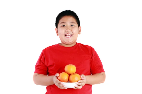 Rapaz Com Uma Camisa Vermelha Segurar Fruta Laranja Para Homenagear — Fotografia de Stock