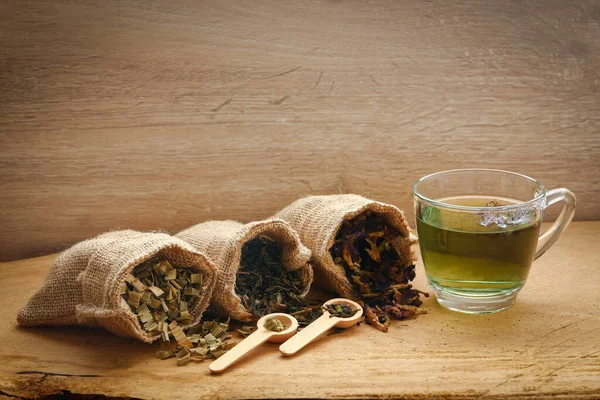 Bylinkový Čaj Pro Zdraví Čajovými Sáčky Dřevěnými Lžícemi — Stock fotografie