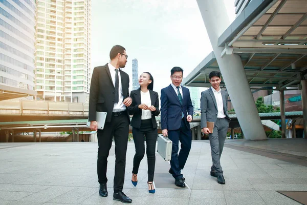 Asyalı iş grubu. Birlikte yürüyün.