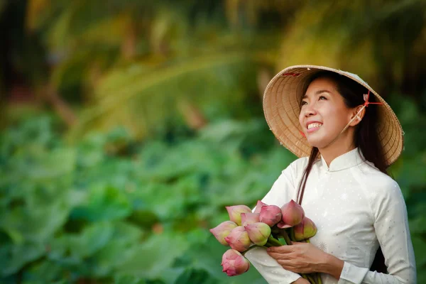 Krásná Dívka Bílých Vietnamských Šatech Stojí Drží Lotos Usmívá Šťastný — Stock fotografie