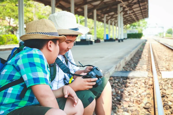 Dois Rapazes Sentam Vêem Fotos Câmara Estação Comboios Conceito Viagem — Fotografia de Stock