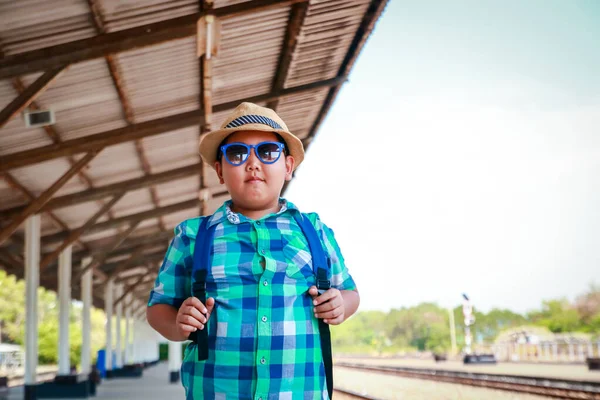 那男孩戴帽子 戴着蓝色眼镜 等火车开过去 复制空间 — 图库照片