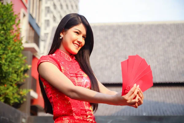 Όμορφη Γυναίκα Φορώντας Ένα Κινέζικο Φόρεμα Κρατώντας Ένα Κόκκινο Χάρτινο — Φωτογραφία Αρχείου