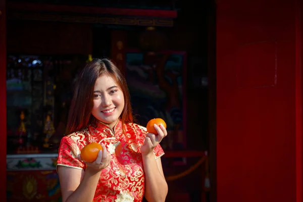 Mulher Bonita Usando Vestido Chinês Segurando Laranja Ano Novo Chinês — Fotografia de Stock