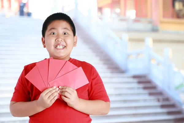 穿着红衫的中国男孩欢天喜地 中国新年 — 图库照片