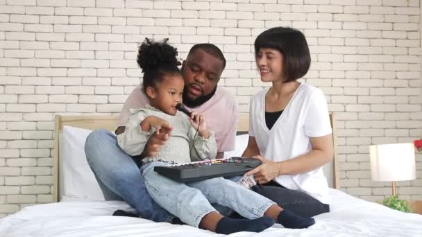 Feliz Família Afro Americana Quarto Casa Mamãe Papai Ouviram Som — Vídeo de Stock