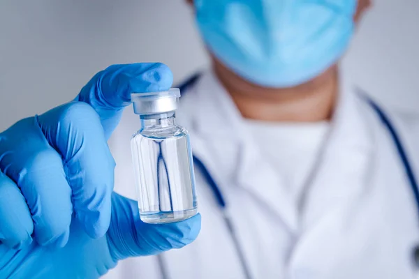Доктор Исследователь Наденьте Голубые Перчатки Работайте Лаборатории Возьмите Бутылку Жидкой — стоковое фото