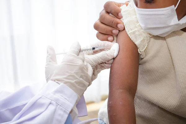 Lékaři Aplikují Vakcínu Paže Mladé Afroamerické Dívky Aby Posílili Imunitu — Stock fotografie