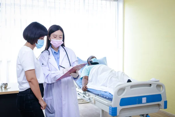 Uma Médica Asiática Explica Sua Esposa Informação Sobre Tratamento Paciente — Fotografia de Stock