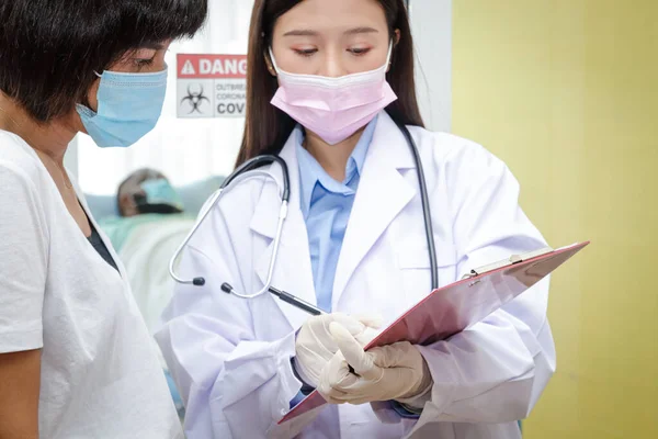 Uma Médica Asiática Explica Sua Esposa Informação Sobre Tratamento Paciente — Fotografia de Stock