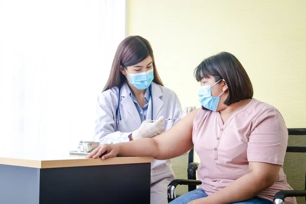 Mooie Aziatische Artsen Vaccineerden Het Coronavirus Covid19 Bij Zwaarlijvige Vrouwen — Stockfoto