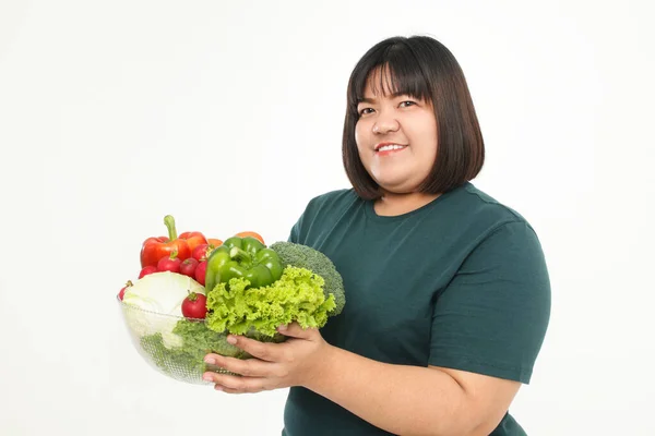 Vette Aziatische Vrouw Met Een Kom Verse Biologische Groenten Voedsel — Stockfoto