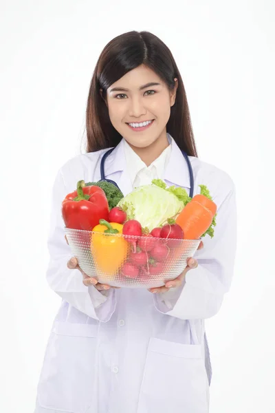 Hermosa Joven Médico Asiático Tiene Una Hermosa Sonrisa Sosteniendo Tazón — Foto de Stock