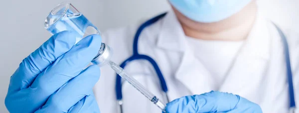 Médico Masculino Lleva Una Jeringa Vial Vacuna Para Inyectar Paciente — Foto de Stock