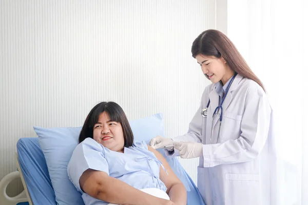 Bela Asiática Médica Injetando Uma Injeção Para Uma Mulher Obesa — Fotografia de Stock