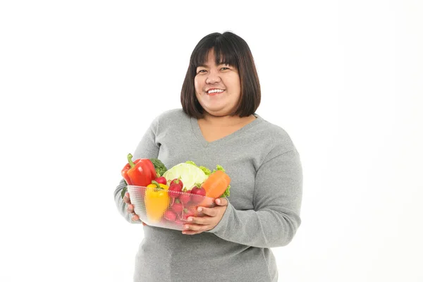 Vette Aziatische Vrouw Met Een Kom Verse Biologische Groenten Voedsel — Stockfoto