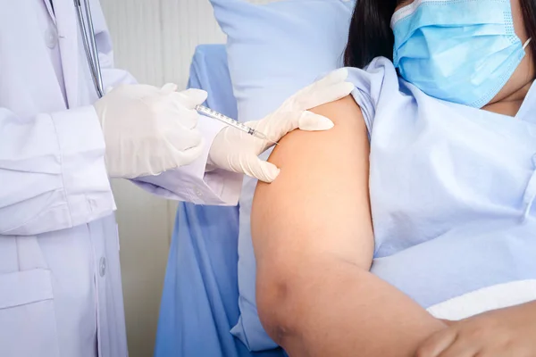 Artsen Dragen Handschoenen Zwaarlijvige Vrouwen Vaccineren Die Maskers Dragen Het — Stockfoto