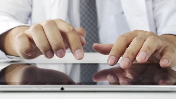 Médico Sentou Mesa Digitando Dados Comprimido Para Tratamento Dos Pacientes — Vídeo de Stock