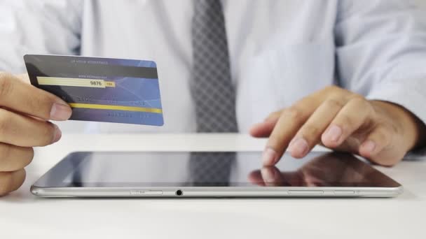 Ένας Άνθρωπος Κάθισε Πληκτρολογώντας Τις Πληροφορίες Της Πιστωτικής Κάρτας Στο — Αρχείο Βίντεο