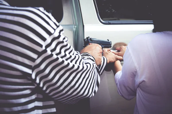 Ladrões Carros Têm Uma Arma Para Roubar Carro Uma Mulher — Fotografia de Stock