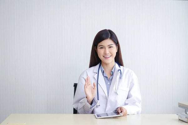 美しいアジアの女性医師がオフィスの彼女の机に座っている 病院における医療サービスの概念患者の治療と医療 — ストック写真