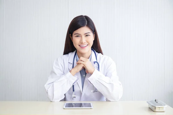 Ofisteki Masasında Oturan Güzel Asyalı Kadın Doktor Hastanelerdeki Tıbbi Hizmetler — Stok fotoğraf