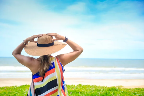 Mulher Elegante Vestindo Vestido Longo Colorido Fique Sol Beira Mar — Fotografia de Stock