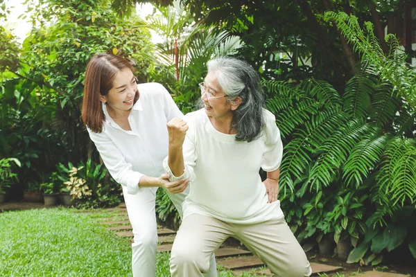 Asiática Anciana Haciendo Fisioterapia Tiene Una Hija Para Ayudar Apoyar — Foto de Stock