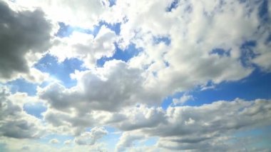 Zaman Hızı açık gökyüzü, hareket eden beyaz bulutlu parlak ışık. Bulutların yağmur oluşturduğu zamanlarda. Yağmur mevsimi Güneydoğu Asya Tayland