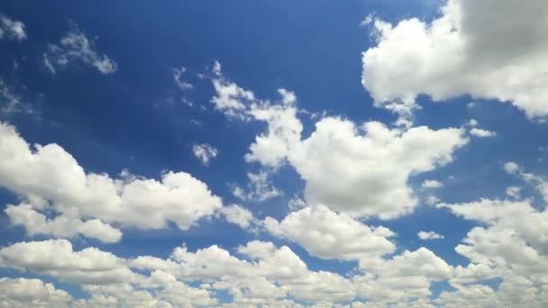 Timelapse Cielo Claro Con Luz Brillante Con Nubes Blancas Movimiento — Vídeos de Stock