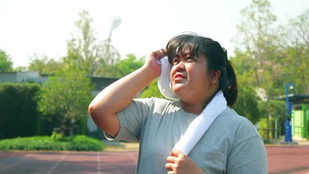 Asiático Gorda Mujer Mañana Jogging Utilizar Blanco Paño Para Limpiar — Vídeo de stock