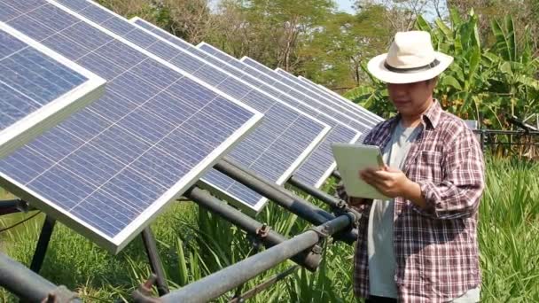 Ein Landwirt Hält Eine Tablette Der Hand Mit Der Sonnenkollektoren — Stockvideo