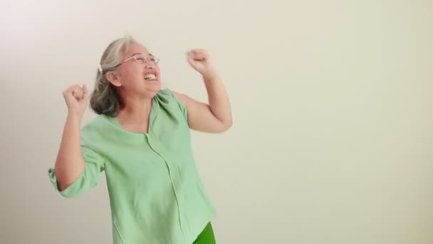 Starší Asiatka Raduje Nechá Očkovat Proti Covid Šťastně Tančí Koncepce — Stock video