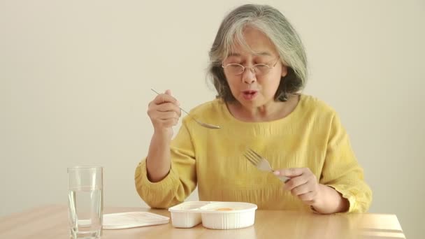 Asiatisk Äldre Kvinna Stanna Hemma Coronaviruspandemin Sätt Dig Vid Matbordet — Stockvideo