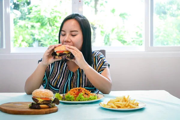 Yemek Masasında Oturan Şişman Asyalı Kadın Hamburger Yiyorum Şişman Kadın — Stok fotoğraf