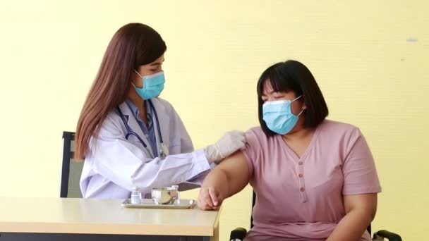 Belle Femme Asiatique Médecin Vaccinant Contre Coronavirus Covid19 Femme Obèse — Video