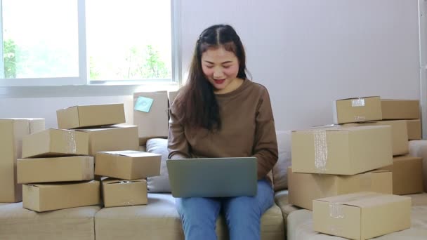 Mujeres Asiáticas Jóvenes Haciendo Negocios Venta Línea Través Internet Trabajar — Vídeos de Stock