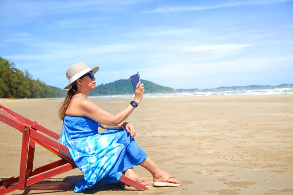 Mulher Asiática Elegante Vestindo Vestido Azul Longo Banho Sol Beira — Fotografia de Stock