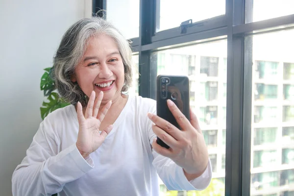 Asijská Starší Žena Žije Doma Drží Smartphone Line Mluvit Vnoučaty — Stock fotografie